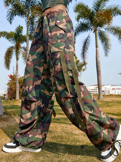 Y2K Street Tidal Flow Camo Print Klappentasche, seitlicher Kordelzug in der Taille, Cargo-Fallschirmhose, verstellbare Bündchen