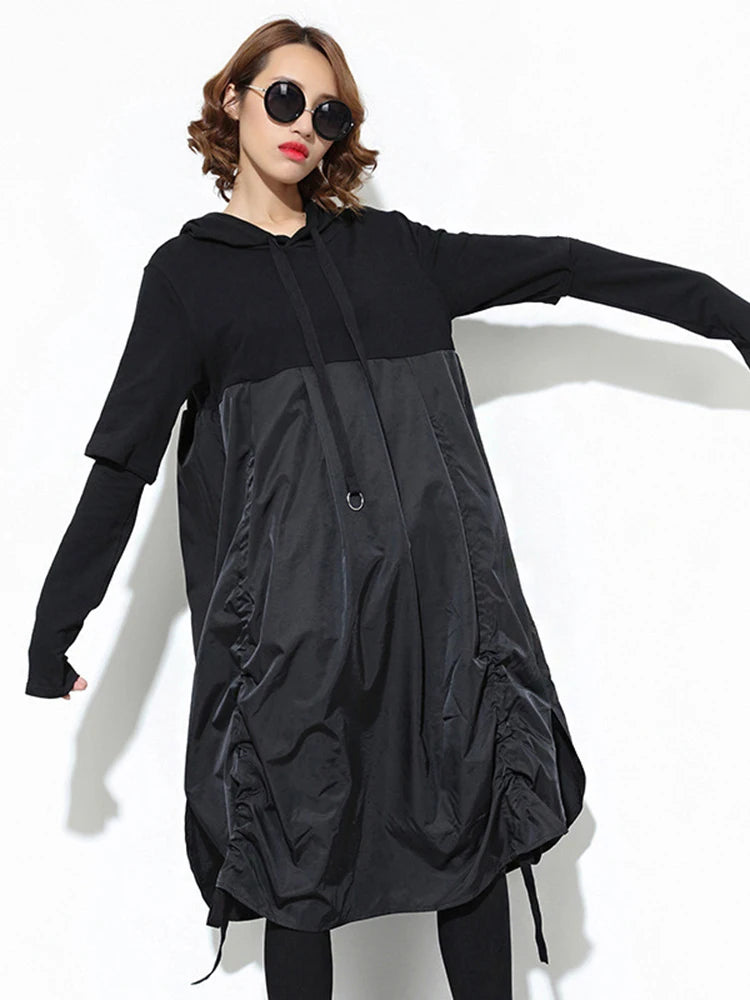 [EAM] Women Black Drawstring Hollow Out Big Size Irregular Dress New Hooded Long Sleeve Fashion Tide Spring Autumn 2024 JD076