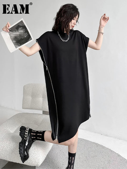 [EAM] Women Black Zipper Big Size Casual Dress New Round Neck Short Sleeve Loose Fit Fashion Tide Spring Summer 2024 1DF7865