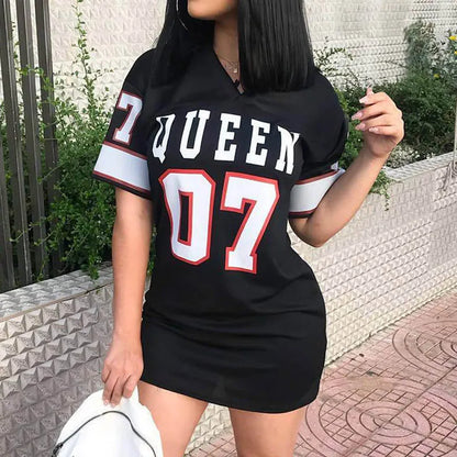 2023 neue Mode V-ausschnitt Königin Buchstaben Drucken Kleid Kurzarm Basketball Sportlichen Stil Sexy Lose Weibliche Kleidung Streetwear