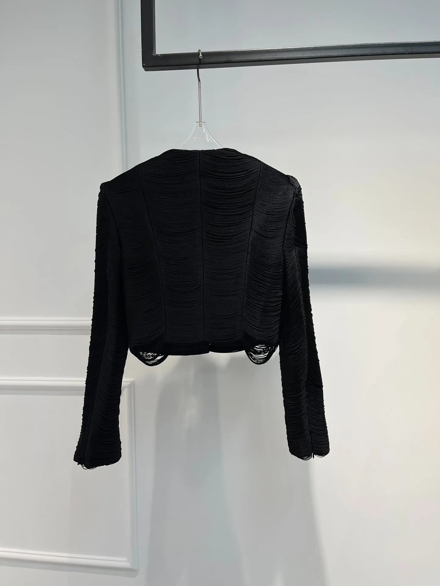 2024 High Street Top-Qualität O-Ausschnitt Fronthaken Augenverschluss Schwarze Langarm Fransen Crop Neue Kollektion Jacke für Damen