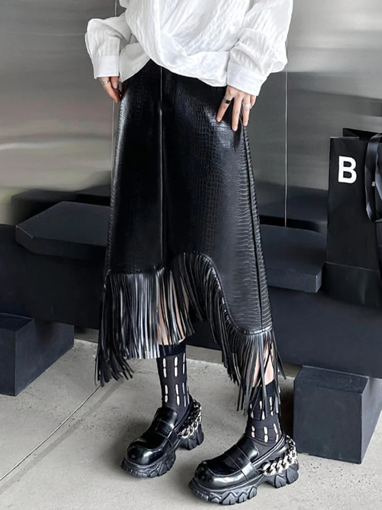 [EAM] High Elastic Waist Black Pu Leather Tassels Irregular Half-body Skirt Women Fashion Tide New Spring Autumn 2024 1DH1208