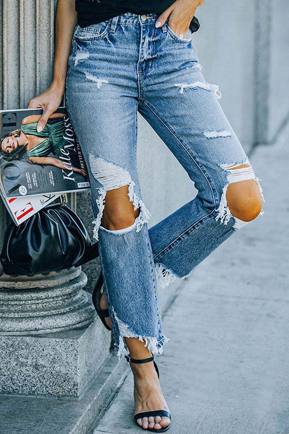 Himmelblaue Jeans mit zerrissenen Knielöchern und hoher Taille