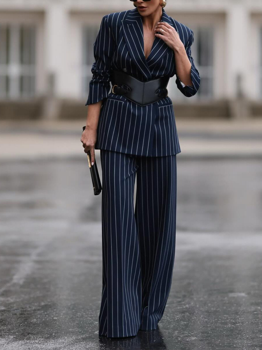 Ensemble élégant blazer rayé et pantalon taille haute