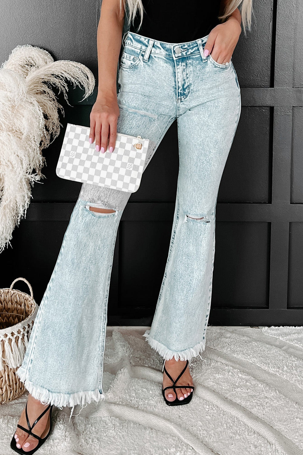 Himmelblaue Flare-Jeans in Distressed-Acid-Waschung