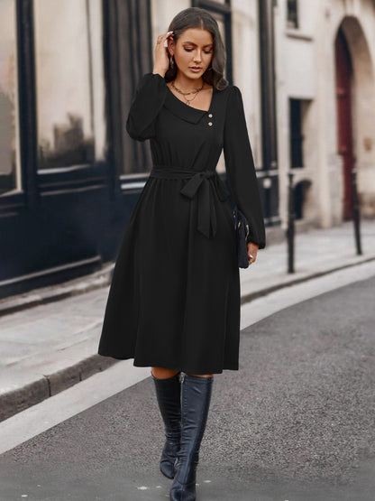 Robe boutonnée nouée sur le devant à manches longues et col asymétrique