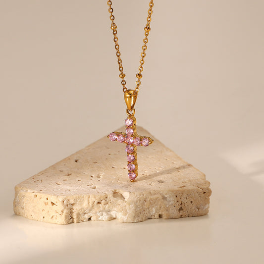 Collier pendentif croix en zircon rose plaqué or 18 carats