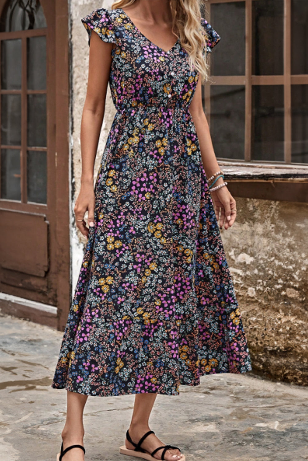 Robe midi boutonnée noire à imprimé floral et manches à volants