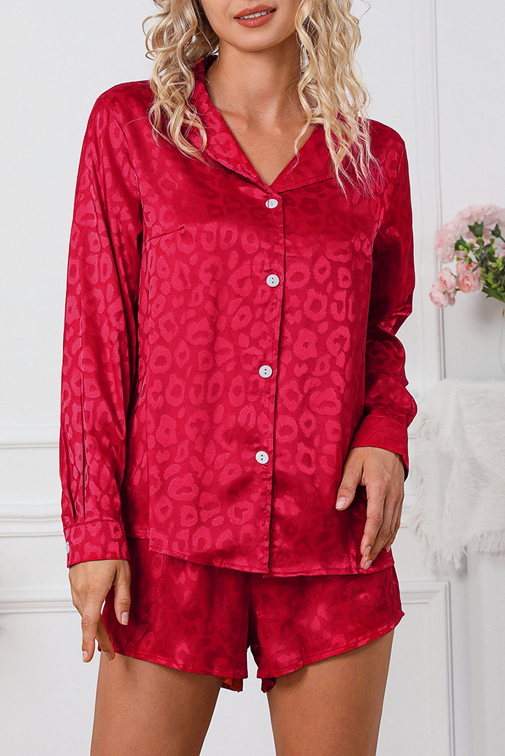 Feuriges rotes 2-teiliges Lounge-Set aus Satin-Langarmoberteil und Shorts mit Leopardenmuster