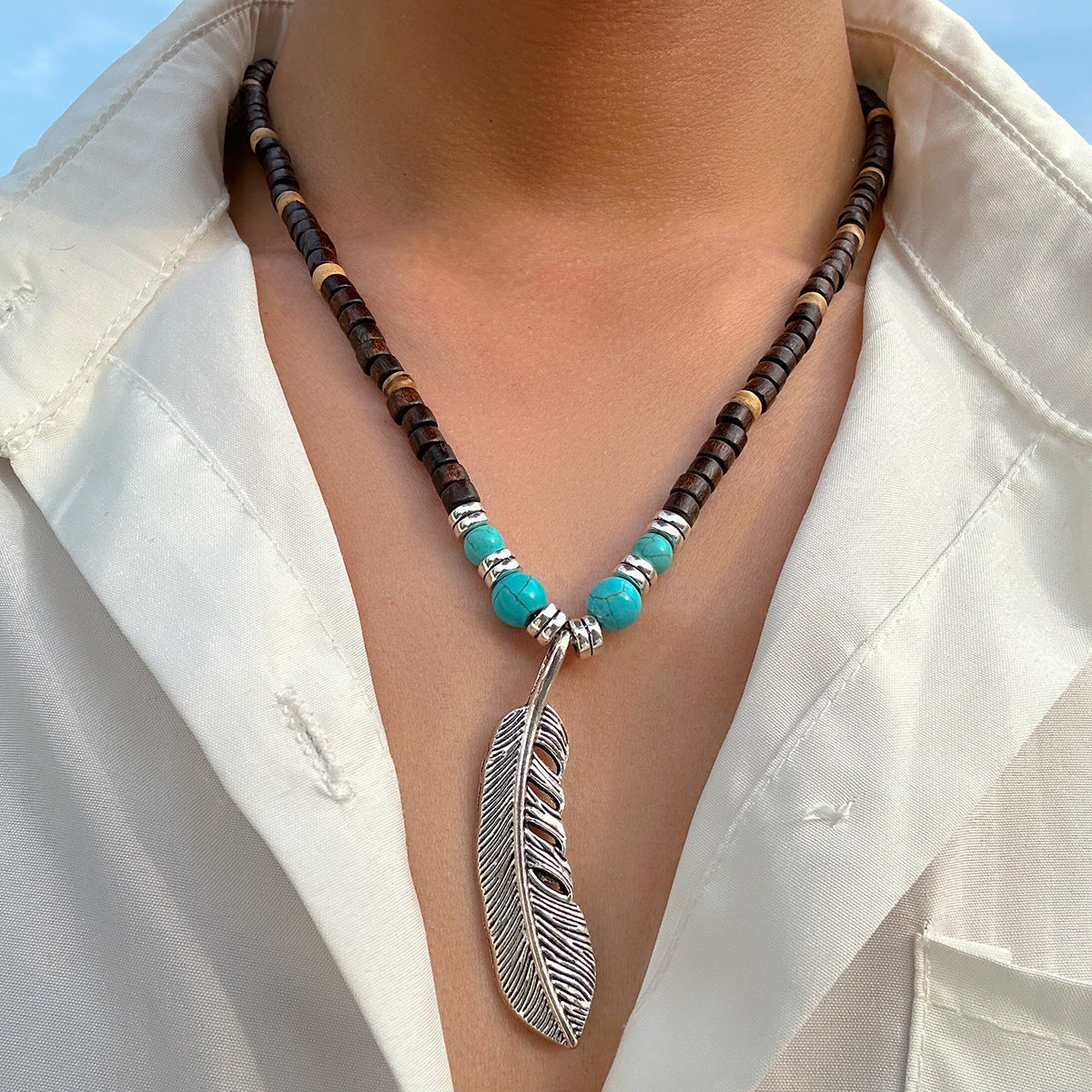 Collier pendentif en perles de bois mosaïque et turquoise avec plumes, exquis et tendance