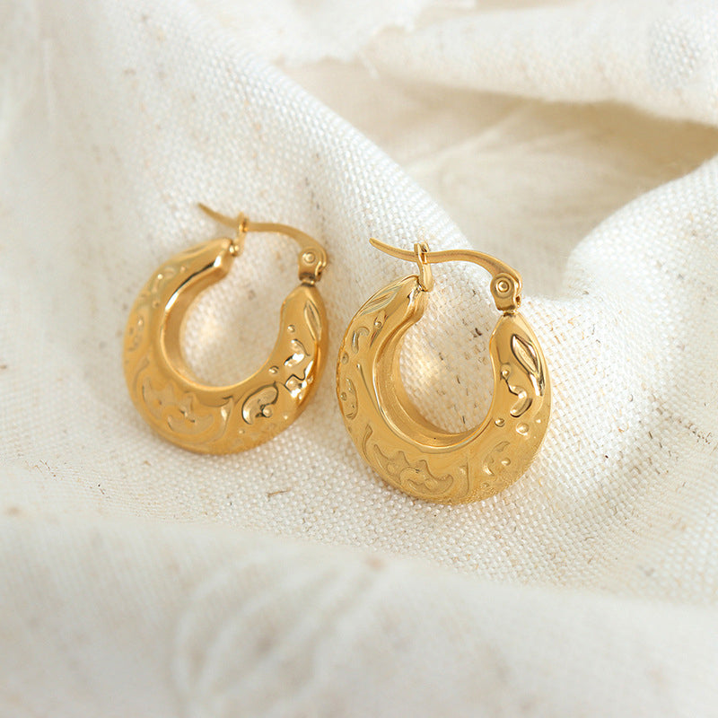 18K gold classic simple C-shaped earrings with embossed design and light luxury style