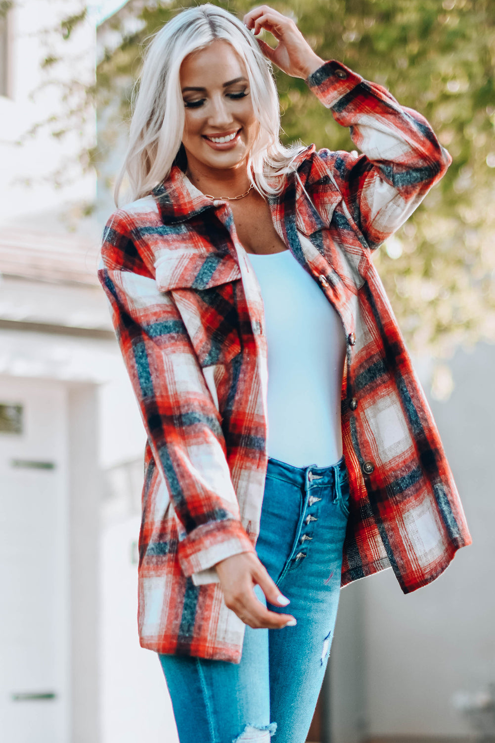 Manteau rouge à col rabattu et poche à carreaux avec fermeture à bouton