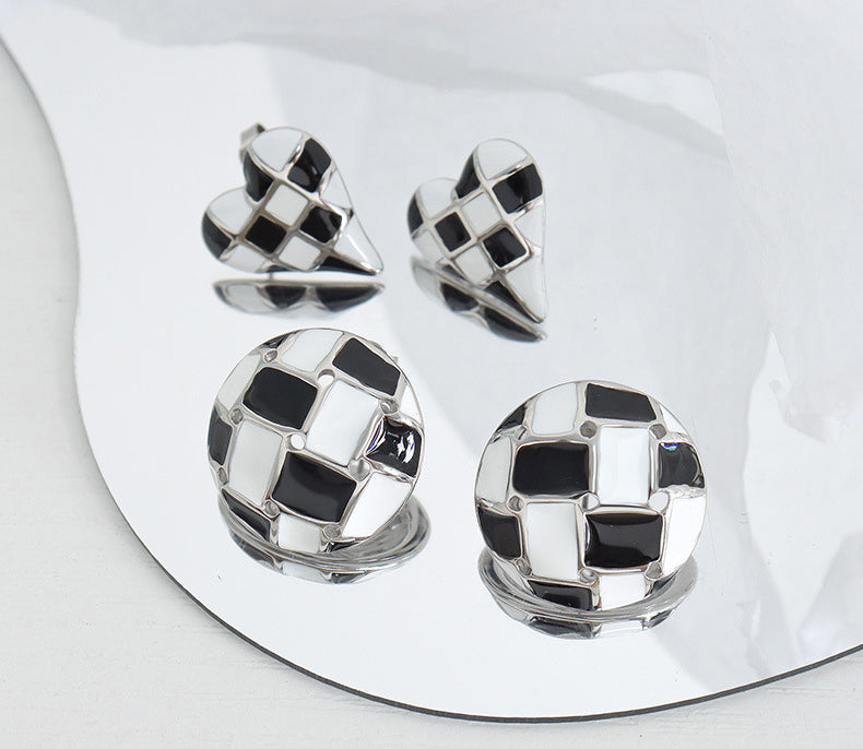 18K gold novel trendy heart-shaped/circular with black and white plaid design all-match earrings