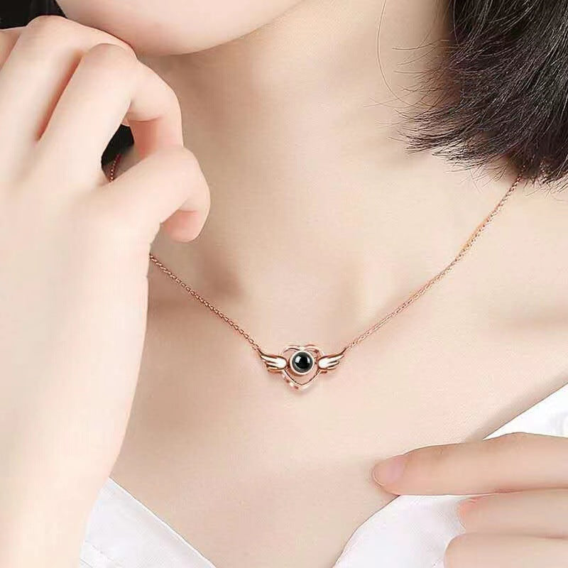 Noble and light luxury love with wings projection necklace