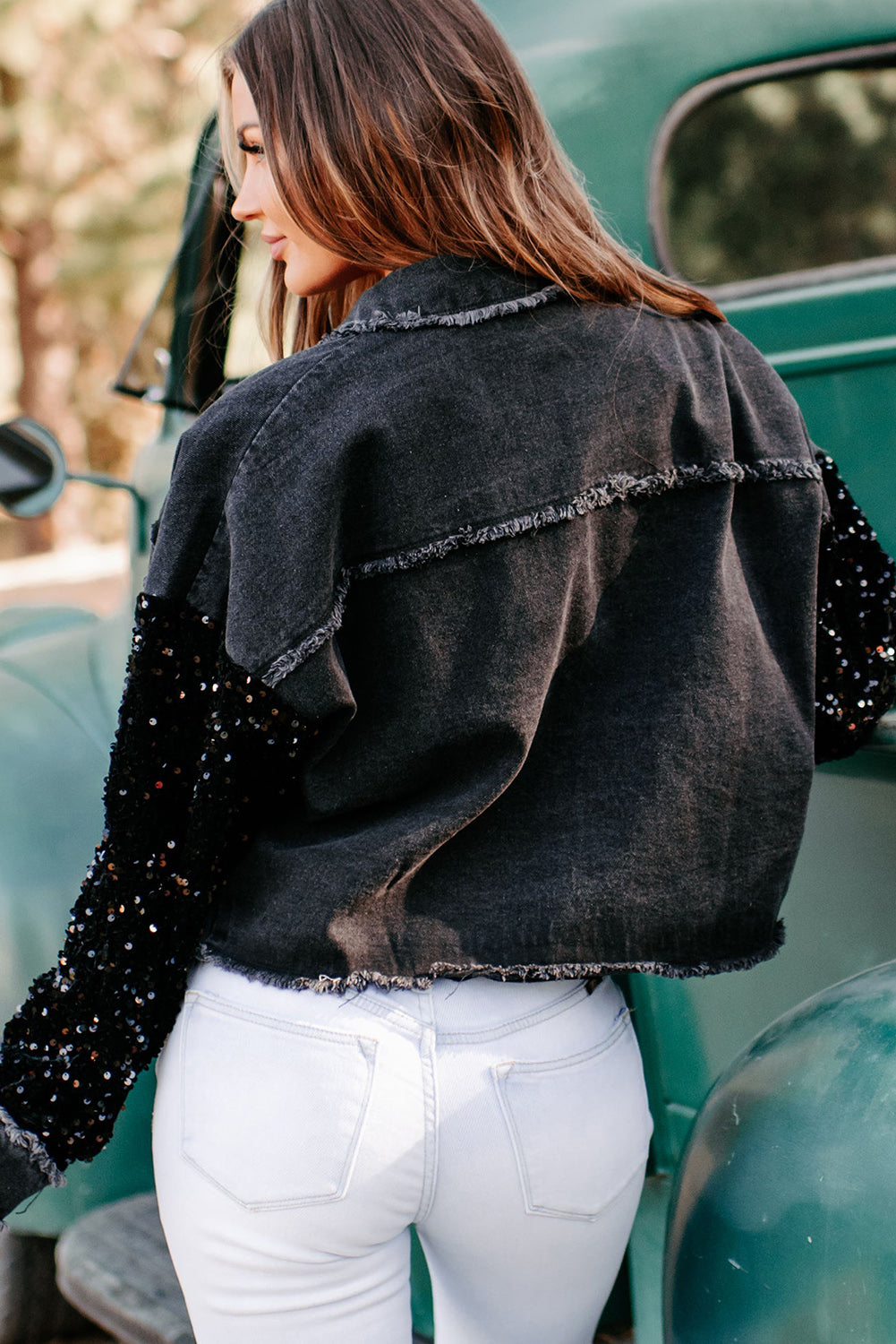 Schwarze Jeansjacke mit unbearbeitetem Saum und Taschen an den Ärmeln und Pailletten