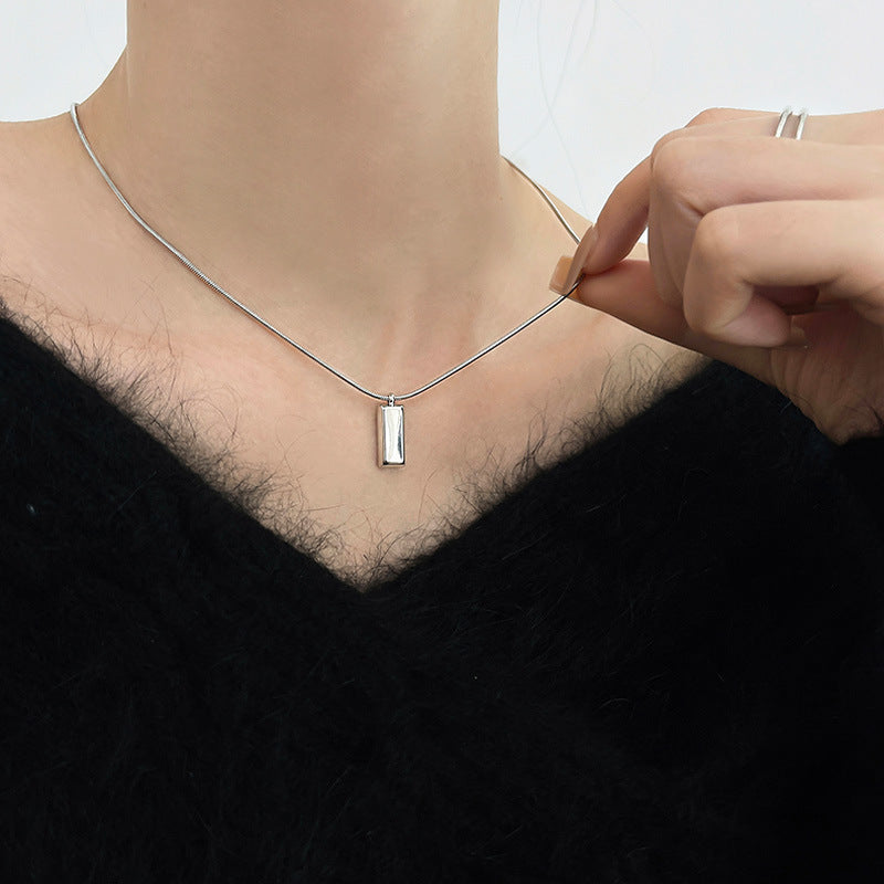 Collier pendentif minimaliste en brique argentée de style froid