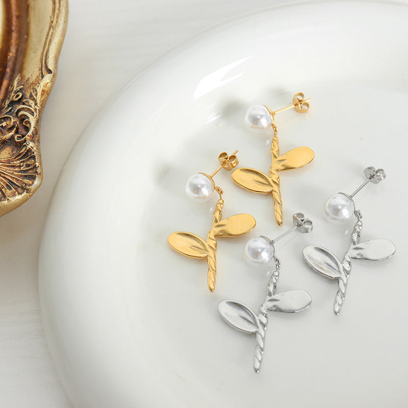 18K Gold Delicate Fashionable Flowers and Leaves with Pearl Design Luxurious Earrings