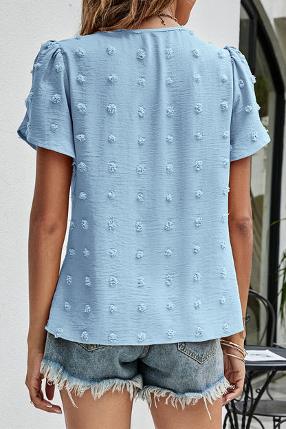 Nebelblaue Bluse aus Schweizer Punktjacquard mit Blütenblättern und Ärmeln