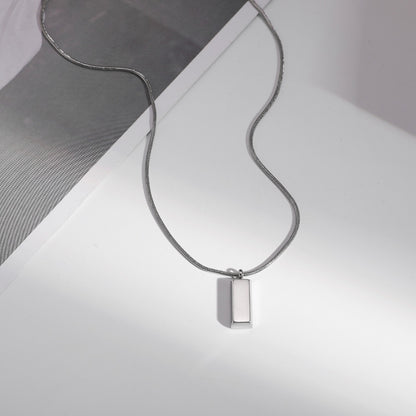 Collier pendentif minimaliste en brique argentée de style froid