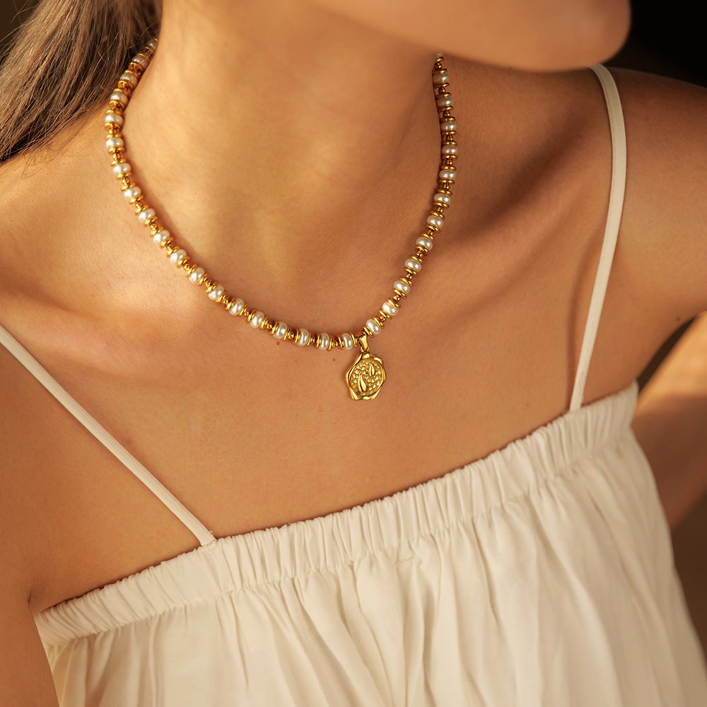 18 Karat Gold, klassischer modischer unregelmäßiger Anhänger mit Perlendesign, vielseitige Anhänger-Halskette