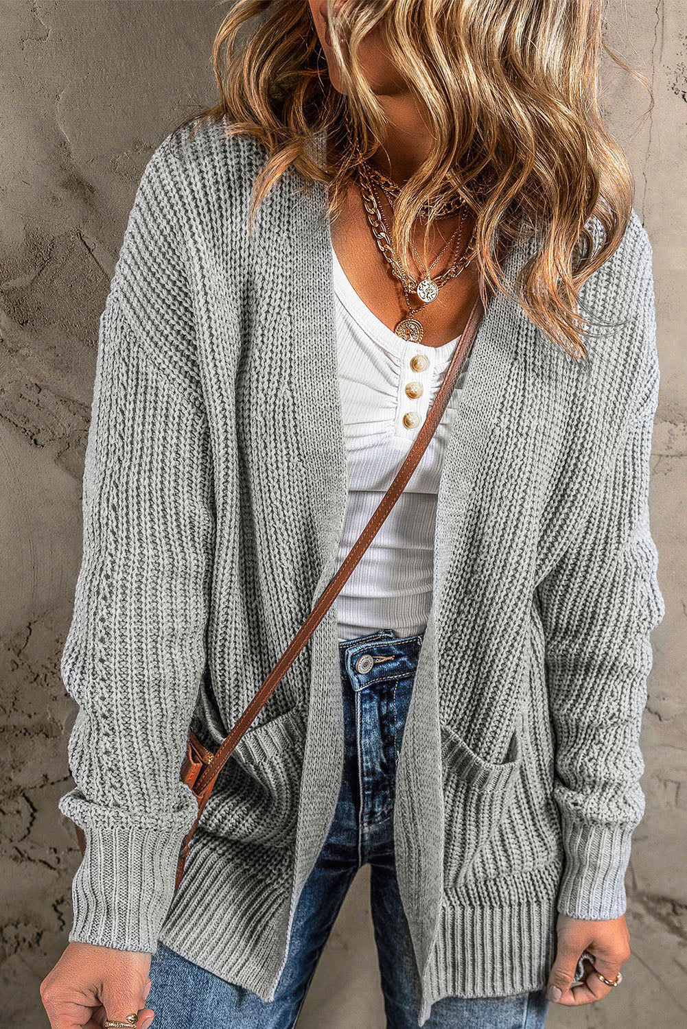 Cardigan gris avec poche en tricot texturé de couleur unie, ouvert sur le devant