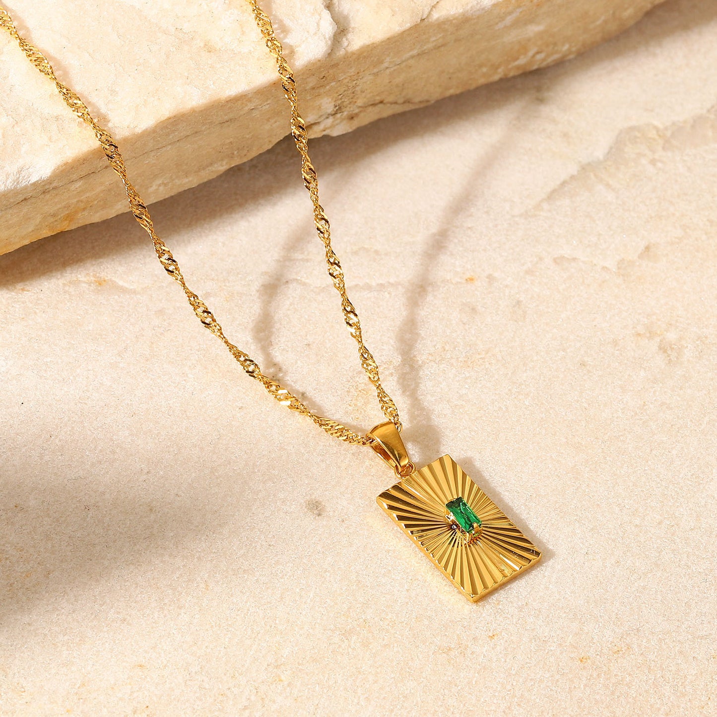 Or 18 carats Exquis Vintage Intarsien Smaragd Zirkon Split Blume Rechteckige Design Anhänger Halskette