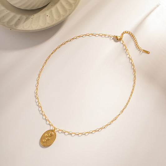 Klassische Vintage-Halskette mit ovalem Anhänger aus 18-karätigem Gold mit Rosendesign