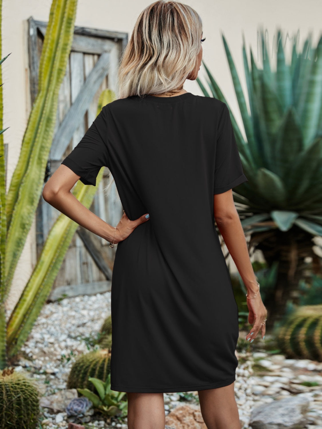 Kurzärmliges Minikleid mit V-Ausschnitt