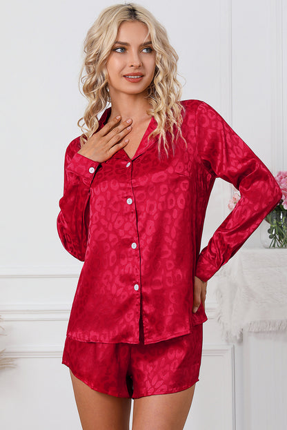 Feuriges rotes 2-teiliges Lounge-Set aus Satin-Langarmoberteil und Shorts mit Leopardenmuster