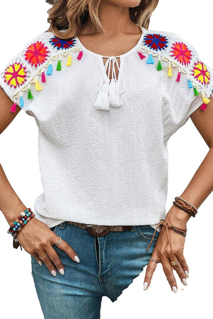 Weiße Boho-Bluse mit bestickten Fransen und V-Ausschnitt und kurzen Ärmeln