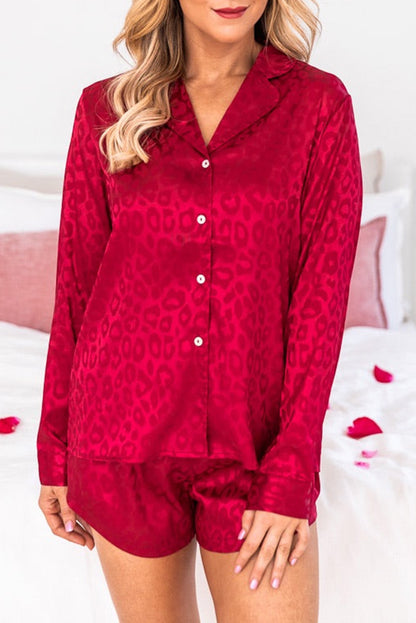 Feuriges rotes 2-teiliges Lounge-Set aus Satin-Langarmoberteil und Shorts mit Leopardenmuster