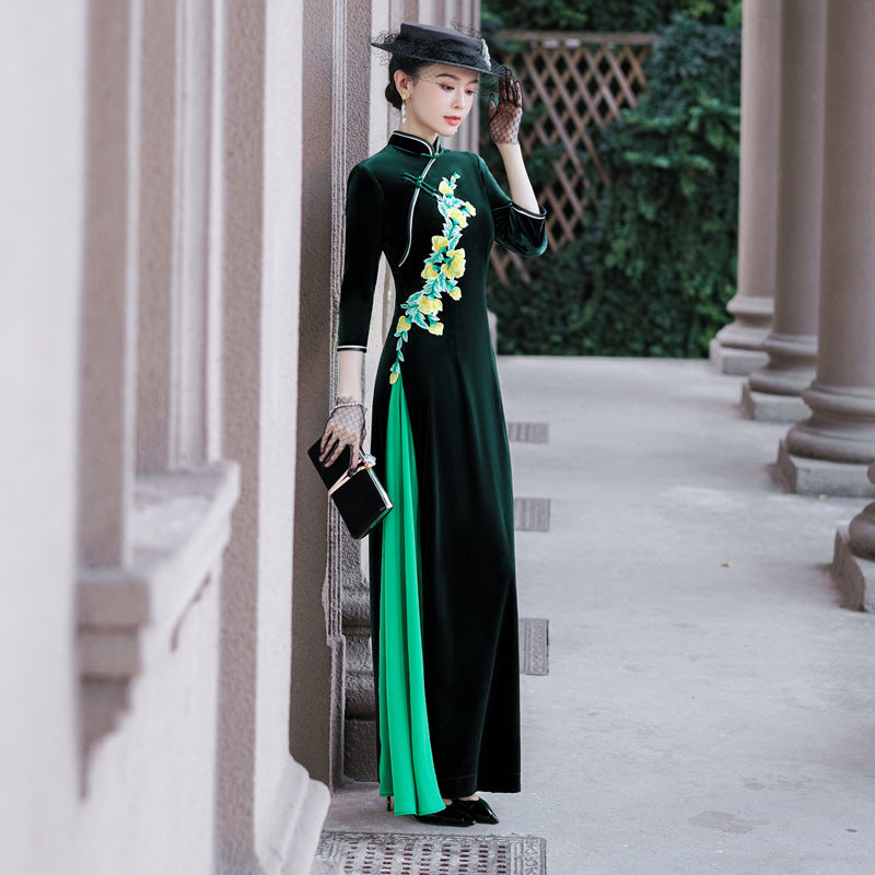 Cheongsam Ao Dai amélioré à manches trois-quarts en velours doré, brodé non fendu