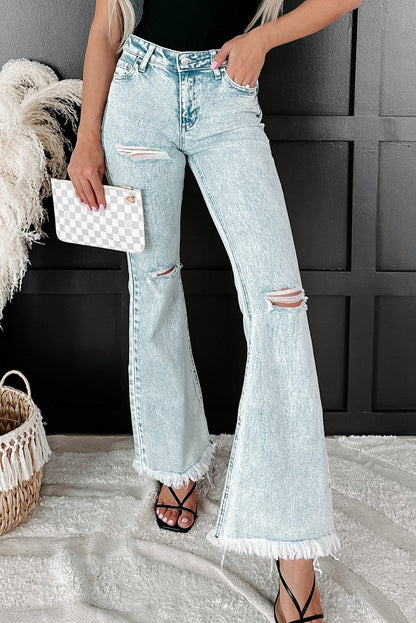 Himmelblaue Flare-Jeans in Distressed-Acid-Waschung