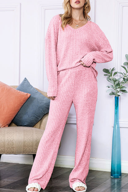 Hellgraues, lockeres Loungewear-Set aus geripptem Strickoberteil und Hose mit V-Ausschnitt