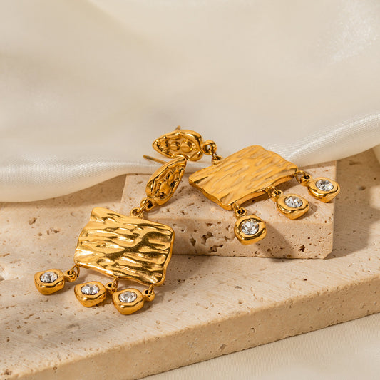 Plaque carrée classique en or 18 carats, grain de bois noble, avec trois boucles d'oreilles à pampilles incrustées de zircon