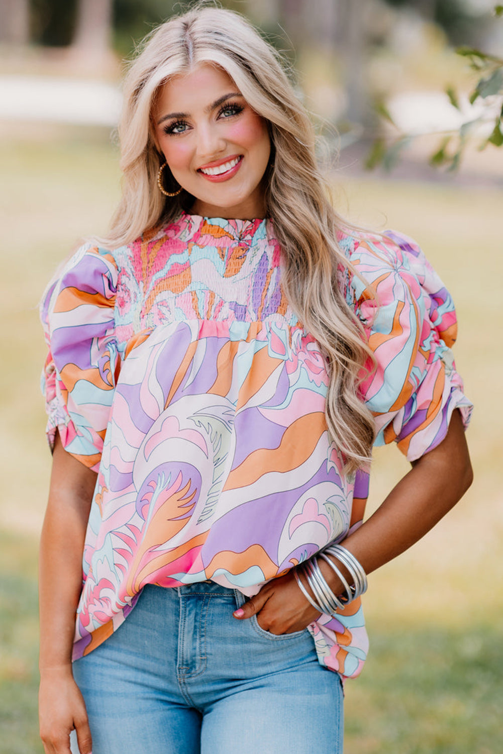 Blouse smockée rose à manches bulles et imprimé abstrait