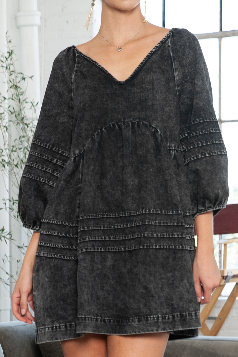 Robe en jean noire à délavage foncé, taille empire, col en V