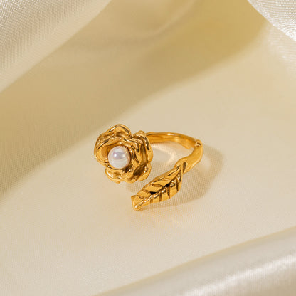 Exquisiter und edler Ring mit Perlendesign und Kamelieneinlage aus 18 Karat Gold