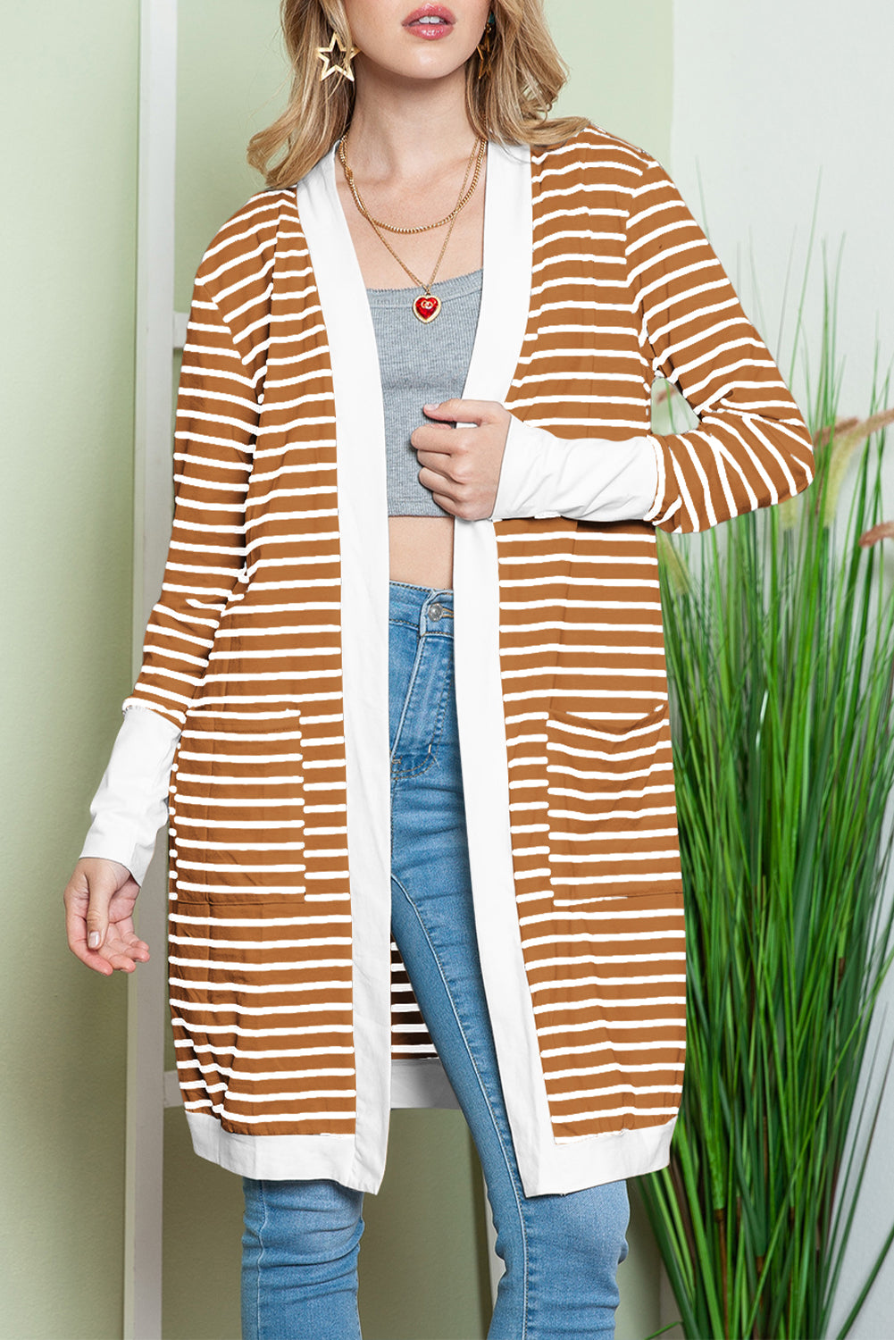 Cardigan long rayé blanc avec poches latérales et devant ouvert