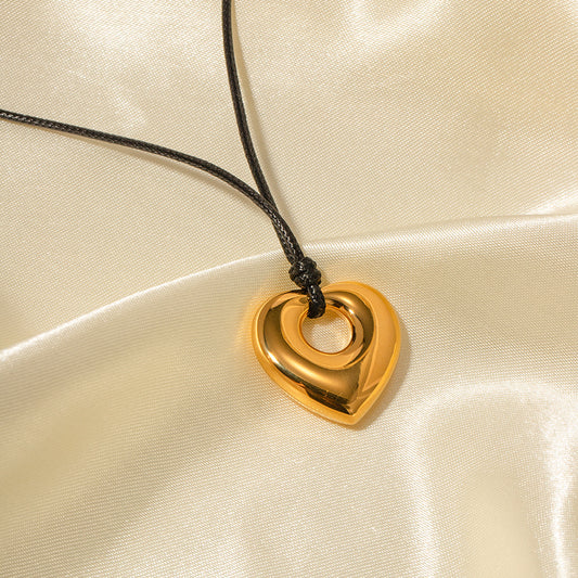 18 Karat Gold, exquisites und modisches schwarzes Wachsseil mit hohlem Herz-Design, leichte Luxus-Anhänger-Halskette