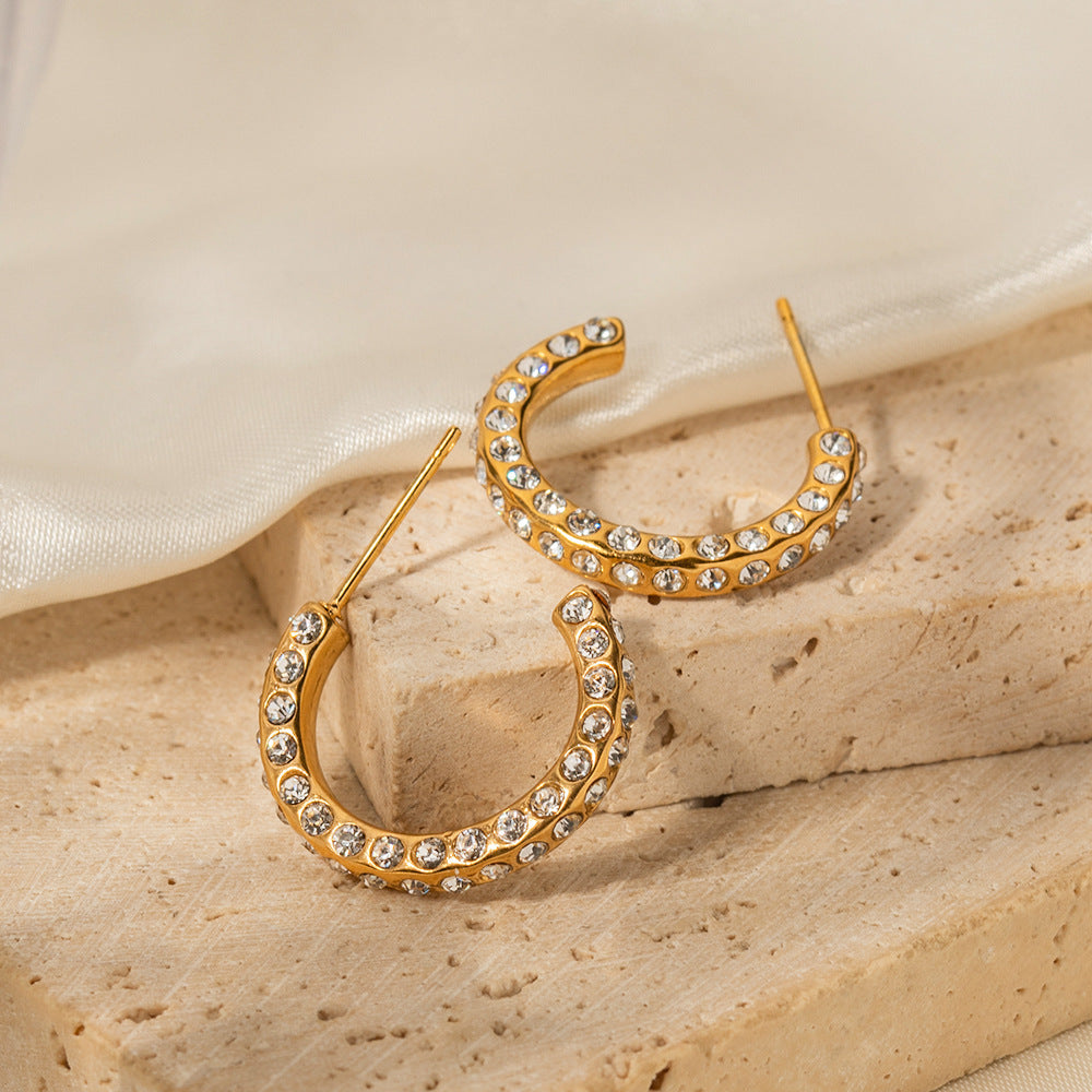 Boucles d'oreilles polyvalentes en or 18 carats, nobles et élégantes incrustées de zircone cubique géométrique en forme de C