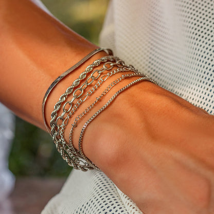 Ensemble de bracelets design empilés simples et tendance en or 18 carats