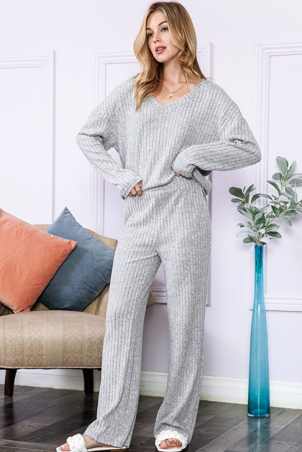 Hellgraues, lockeres Loungewear-Set aus geripptem Strickoberteil und Hose mit V-Ausschnitt