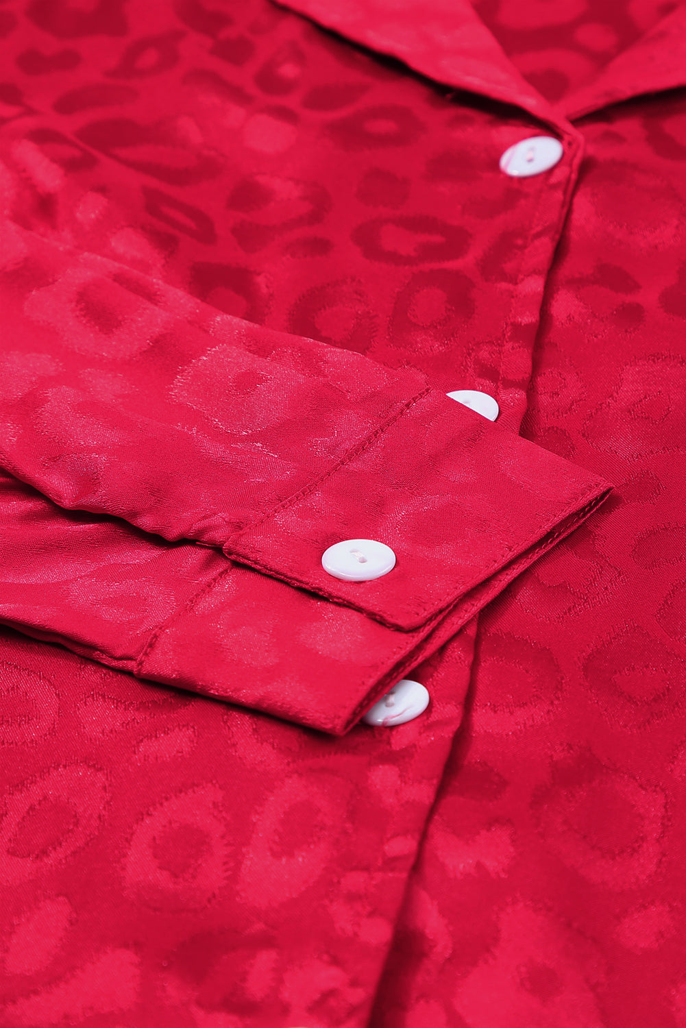 Feuriges rotes 2-teiliges Lounge-Set aus Satin-Langarmoberteil und Shorts mit Leopardenmuster