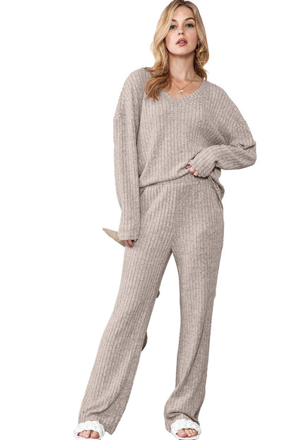 Hellgraues, lockeres Loungewear-Set aus geripptem Strickoberteil und Hose mit V-Ausschnitt