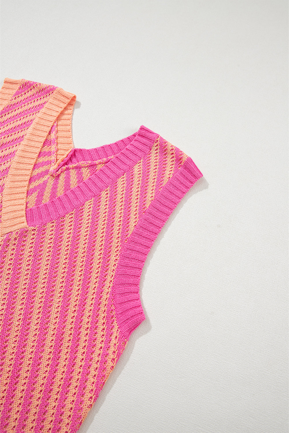 Erdbeerrosa kontrastierender Chevron-Strickpullover mit V-Ausschnitt