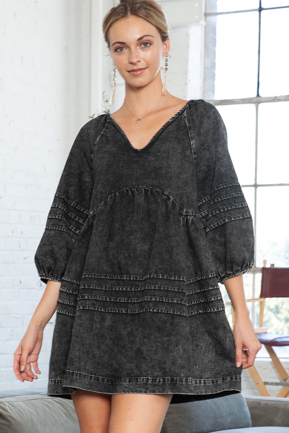 Robe en jean noire à délavage foncé, taille empire, col en V