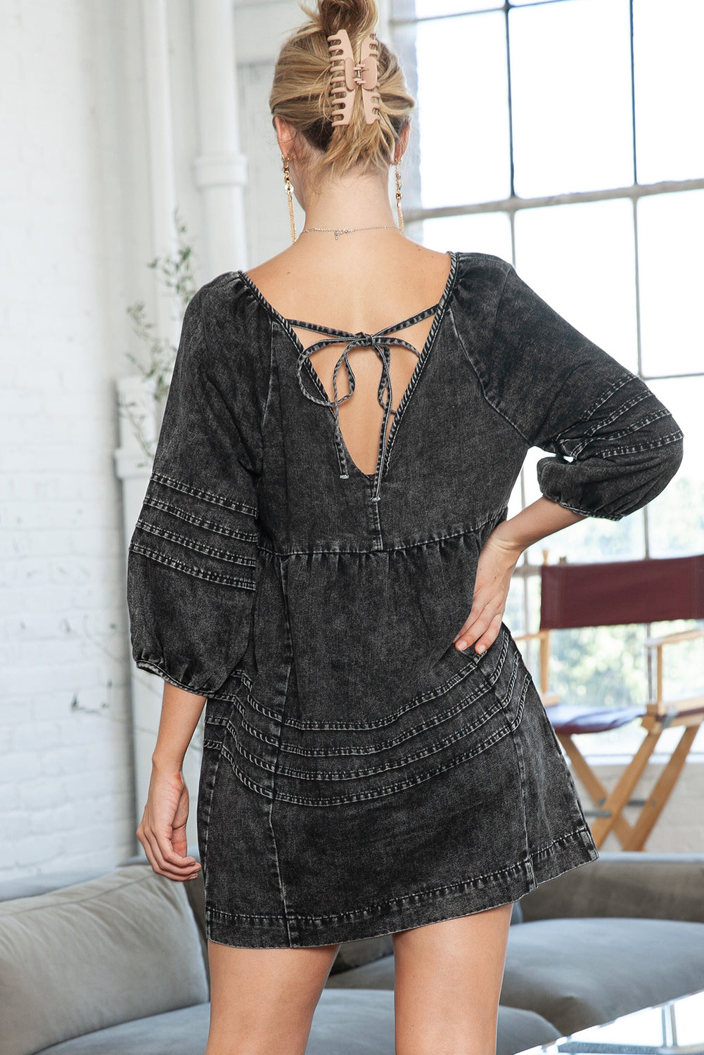 Robe en jean noire à délavage foncé, taille empire, col en V