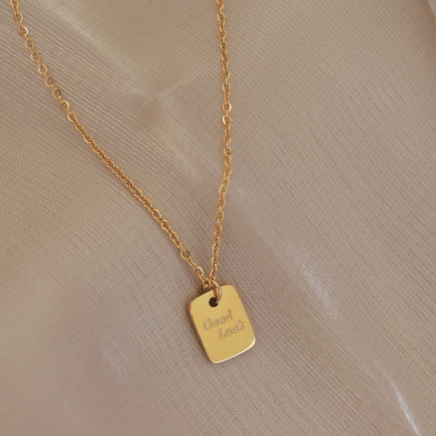 Carte carrée simple et tendance en or 18 carats avec collier polyvalent au design « GOOD LUCK »