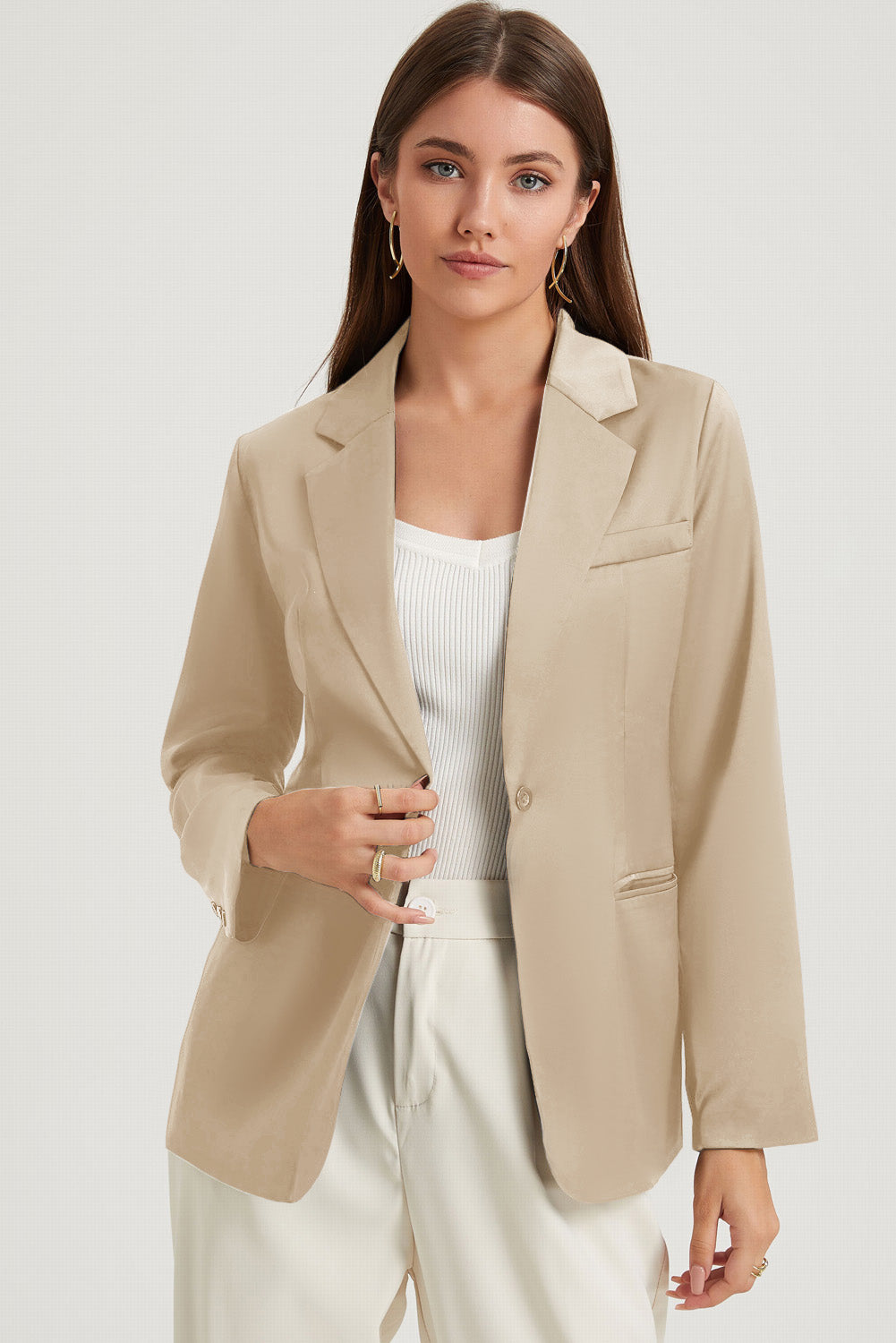 Blazer blanc avec poches et bouton unique, col à revers